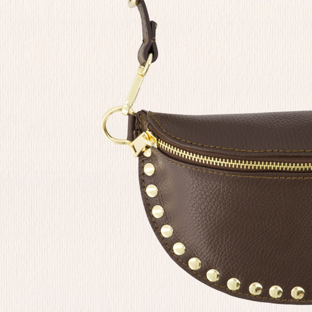 Leren heuptas met studs donkerbruin