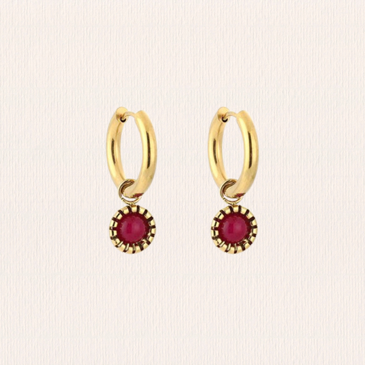 Gouden oorbellen met fuchsia steentje