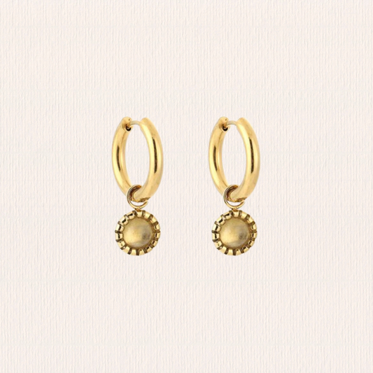 Gouden oorbellen met wit steentje