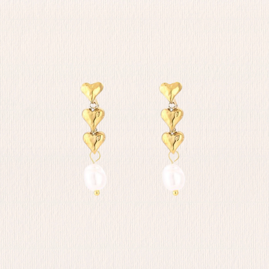 Gouden oorbellen met hartjes en parels