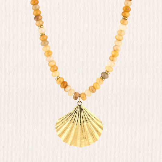 Kralenketting met schelpbedel geel