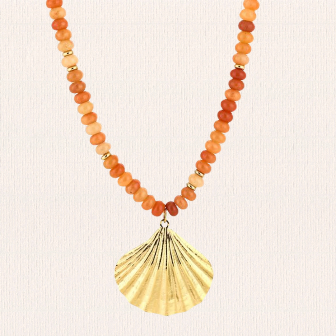 Kralenketting met schelpbedel oranje