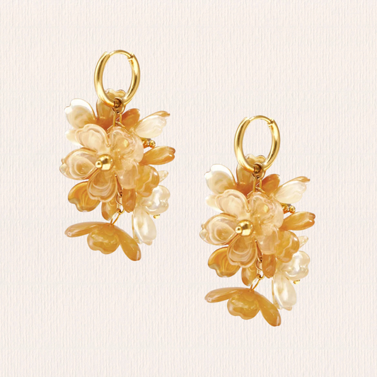 Oorbellen met hangende bloemetjes beige/ bruin