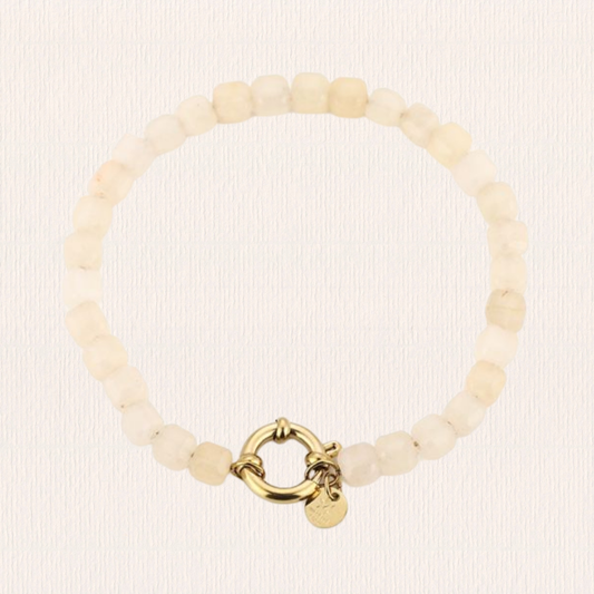 Beige natuursteenarmband met gouden slotje