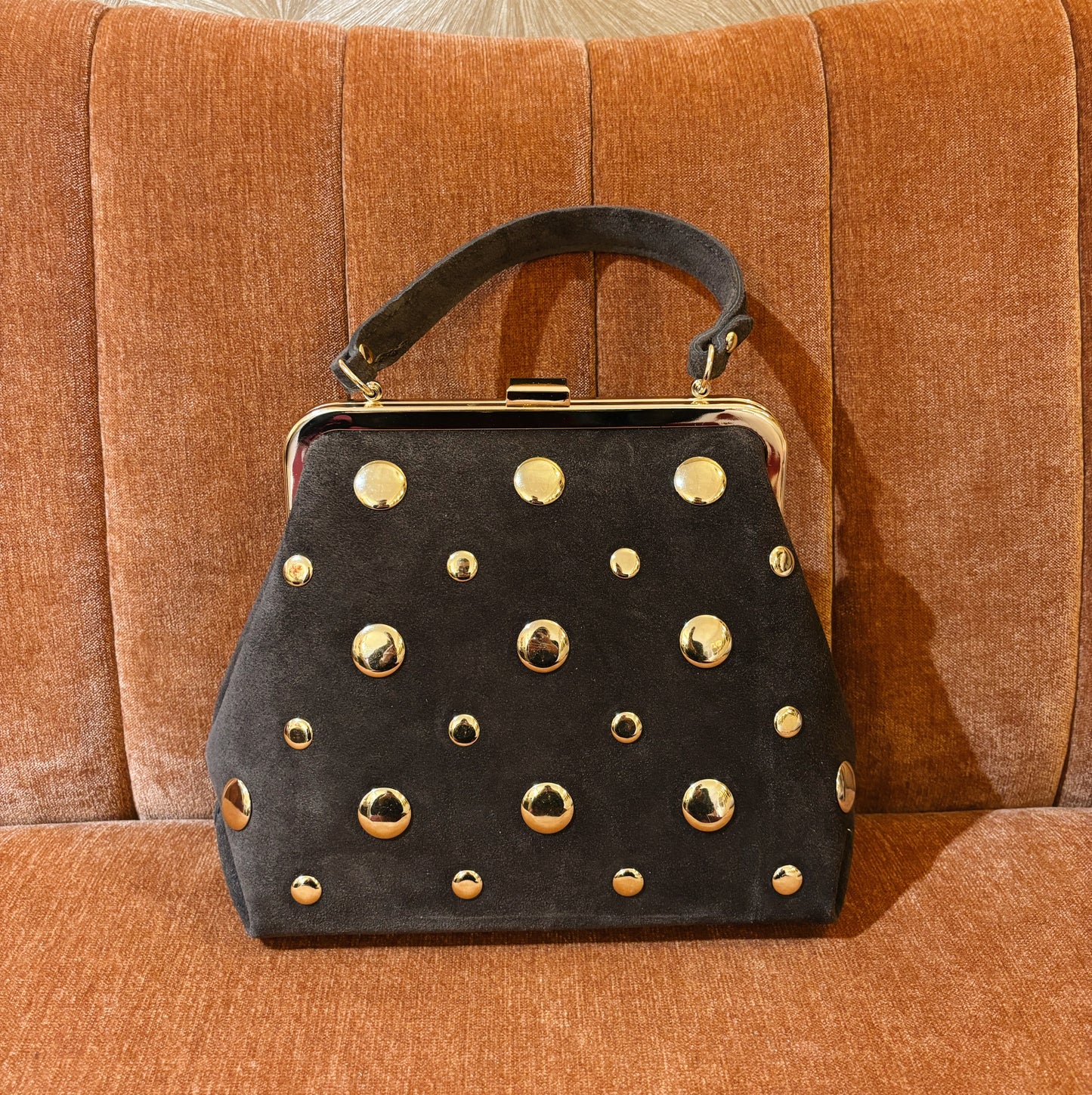 Donkerbruine suede handtas met studs
