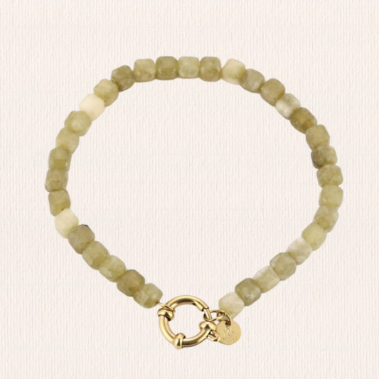 Groene natuursteenarmband met gouden slotje