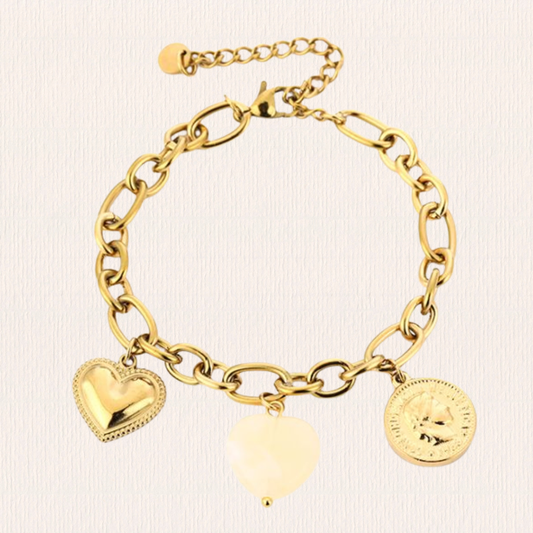 Hartjes armband met beige bedeltje