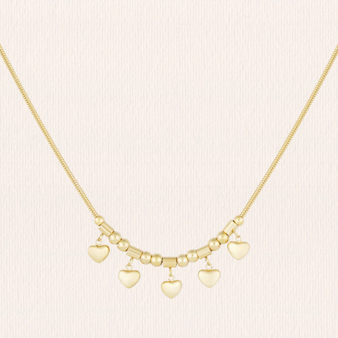 Ketting met hartjes bedeltjes