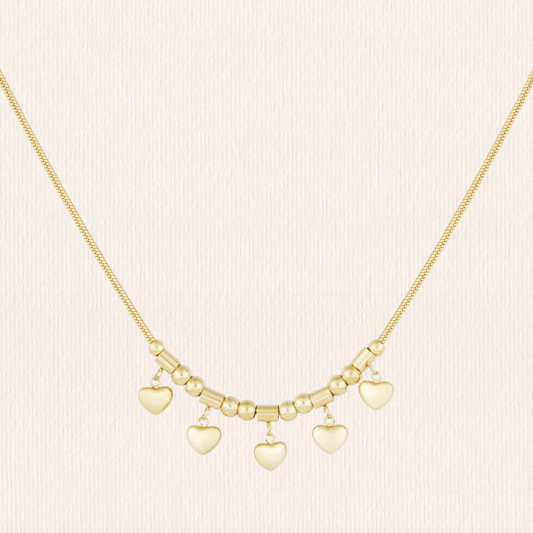 Ketting met hartjes bedeltjes