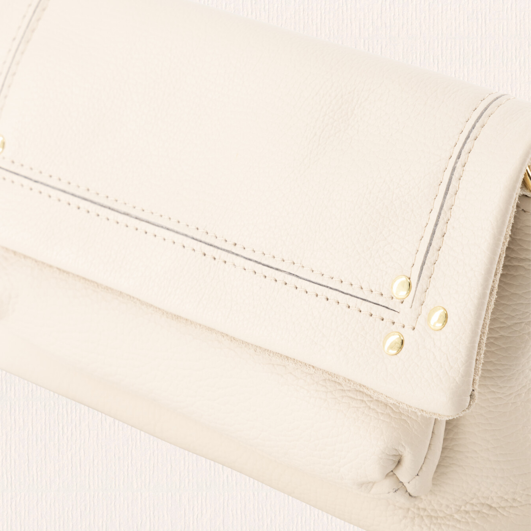 Creme crossbodytas studs