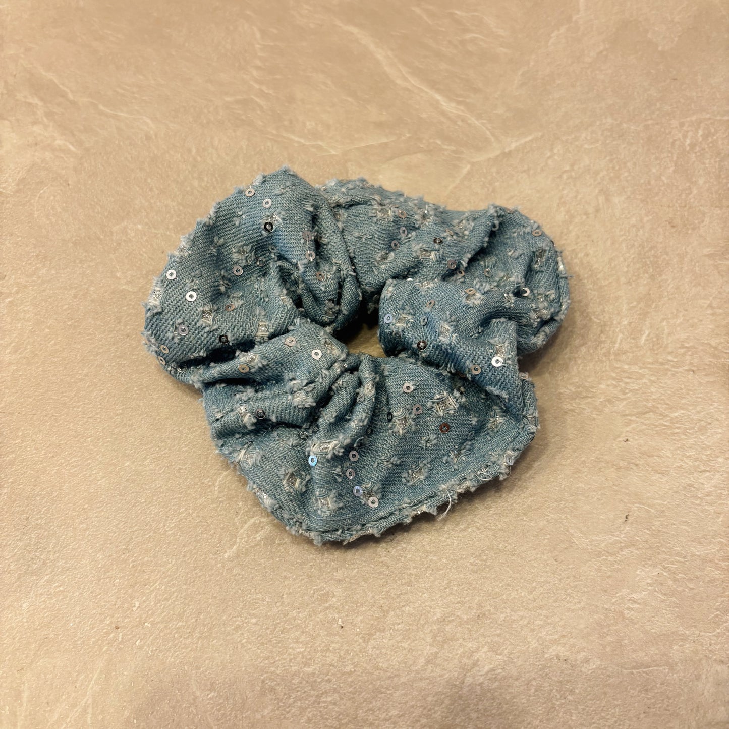 Licht denim glitter scrunchie
