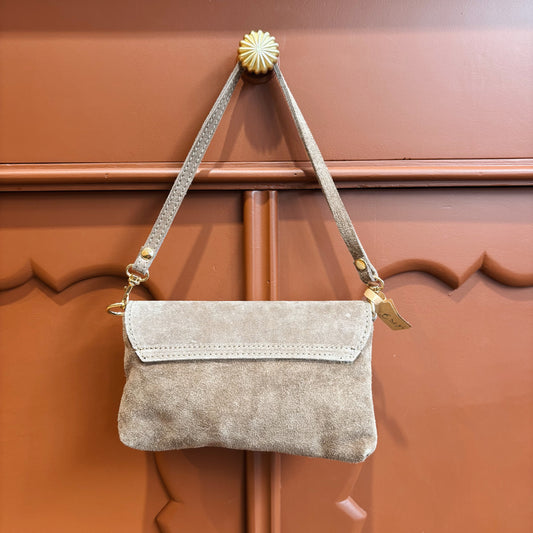 Taupe kleurige suede clutch