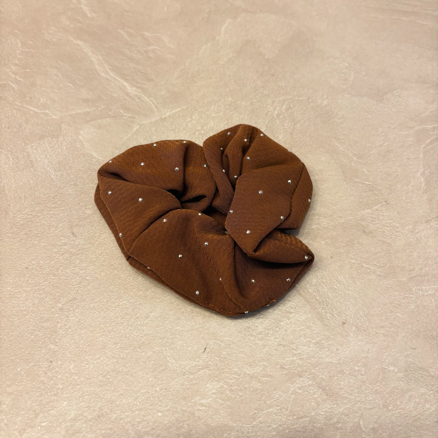 Bruine glitter scrunchie