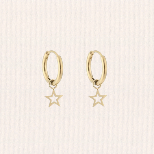 Gouden oorbel met bloembedel