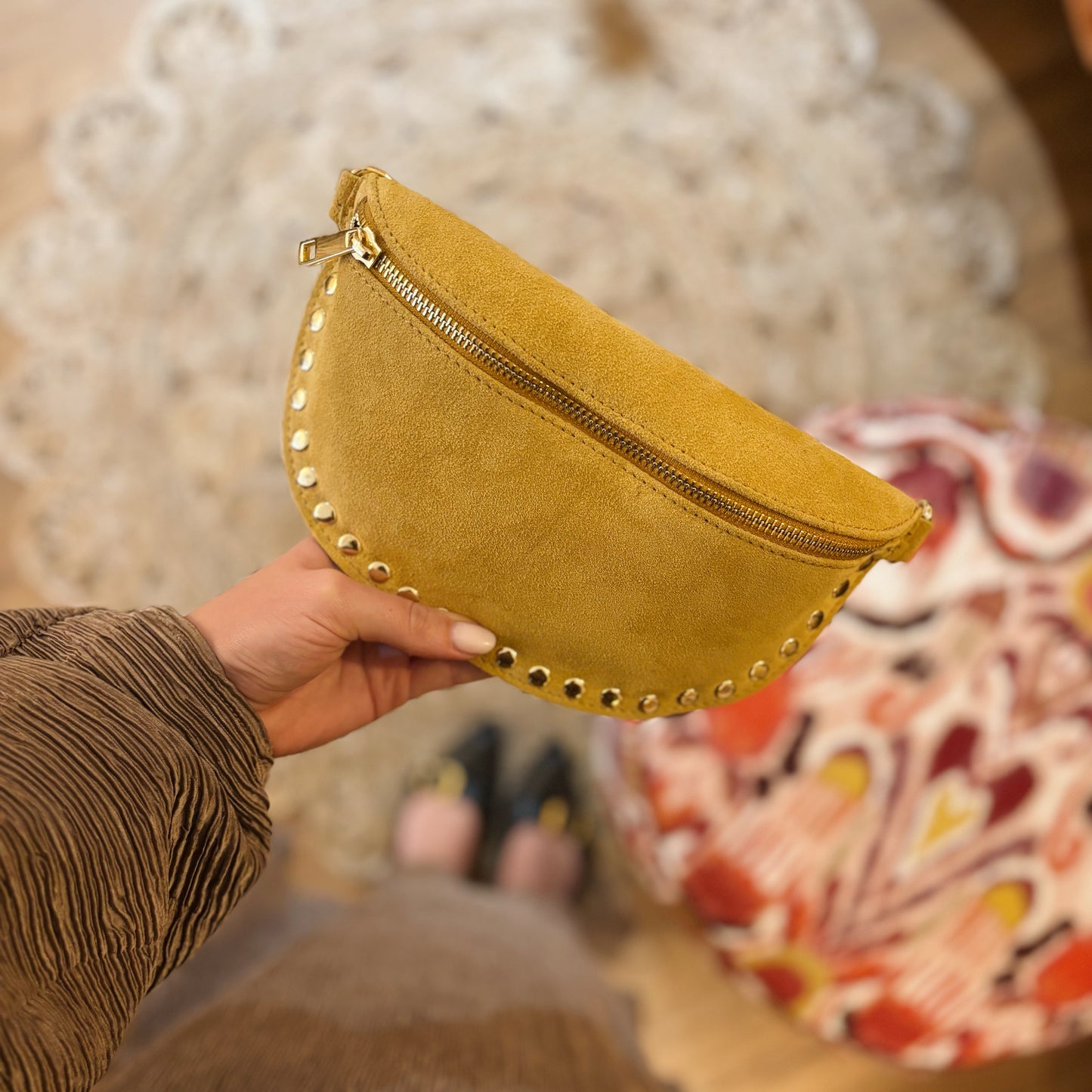 Suède heuptas met studs okergeel