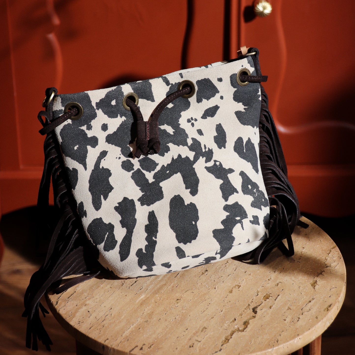 Suède tas met franjes koeienprint