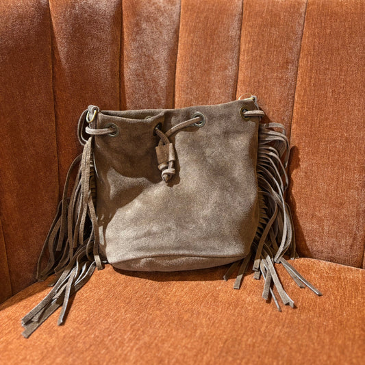 Suède tas met franjes lichtruin
