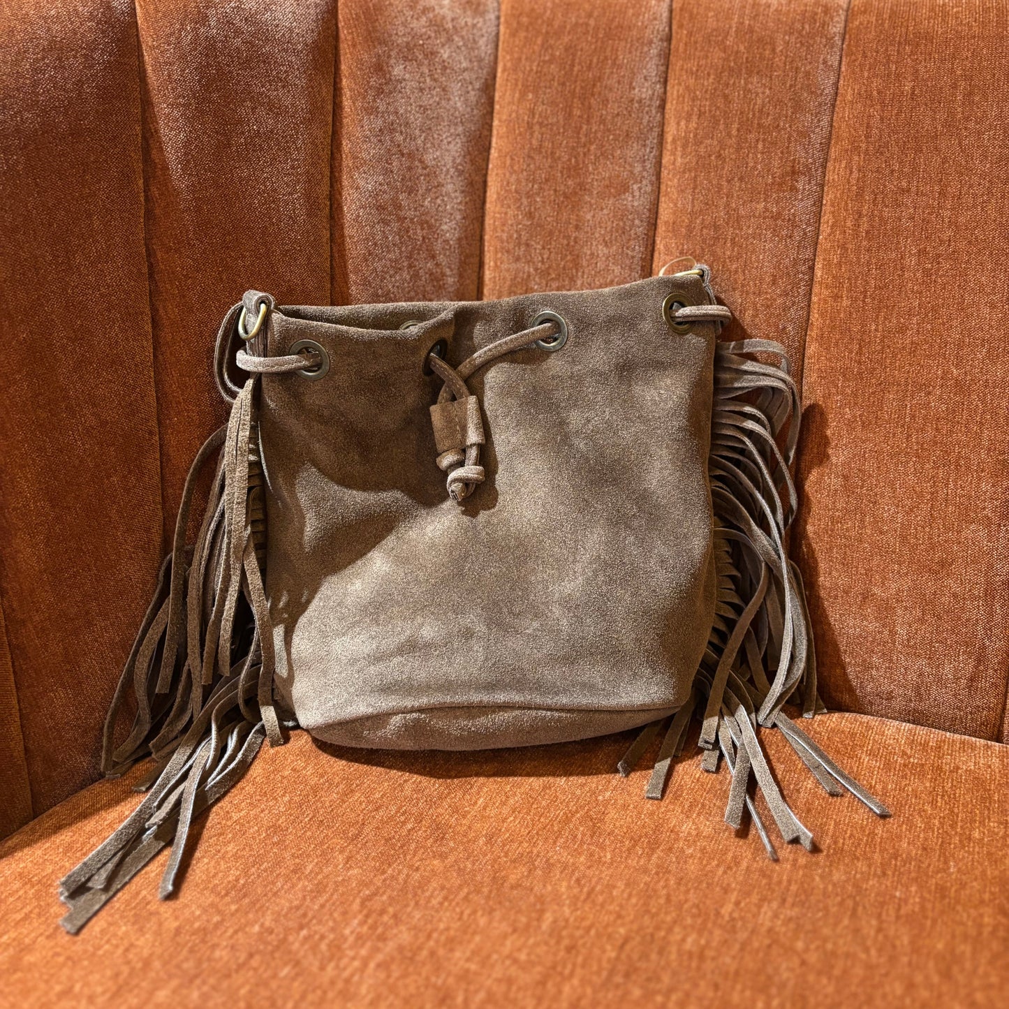 Suède tas met franjes lichtruin