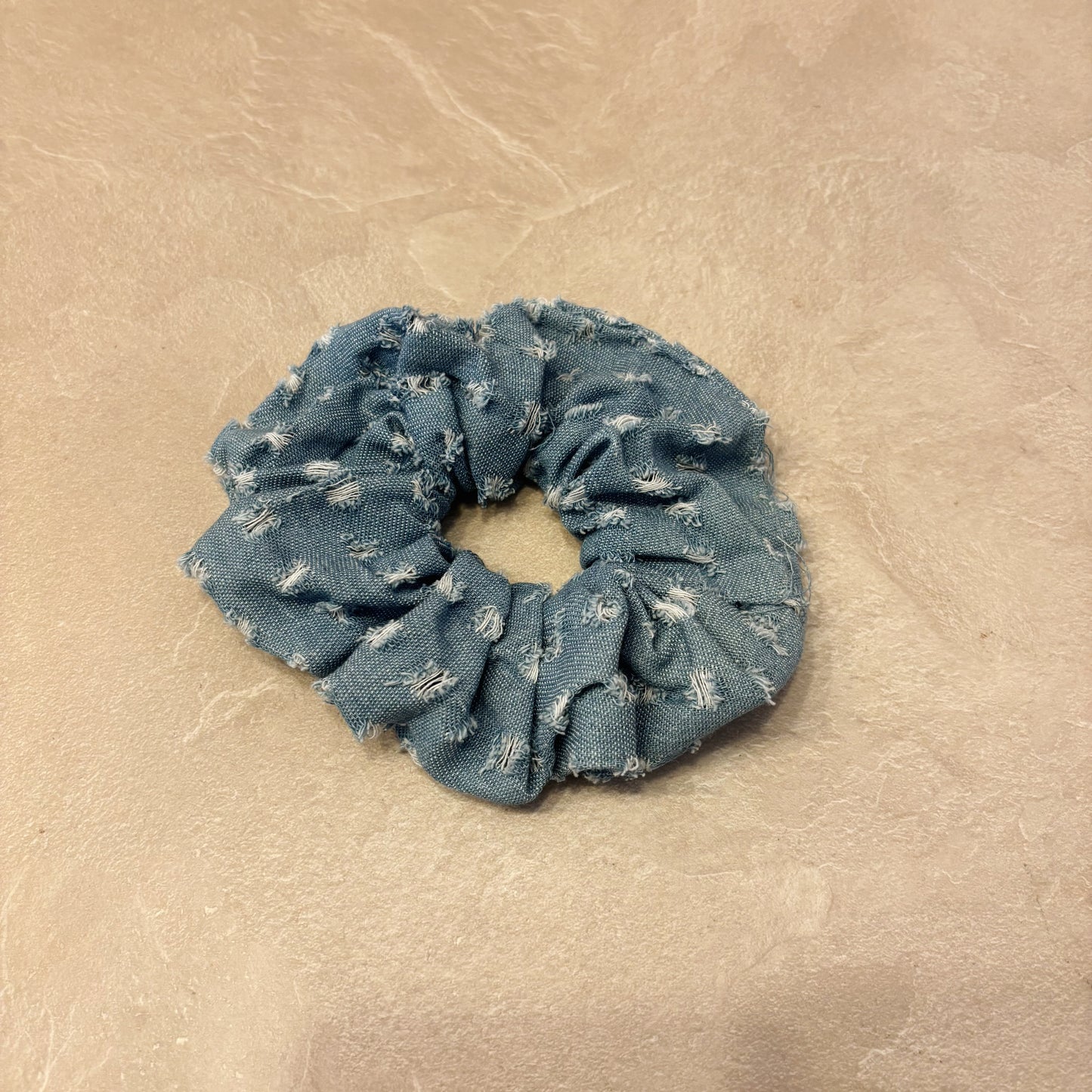 Licht denim scrunchie stippen