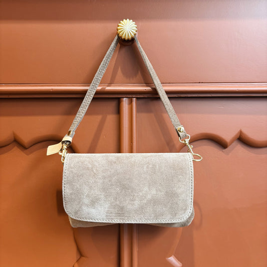 Taupe kleurige suede clutch