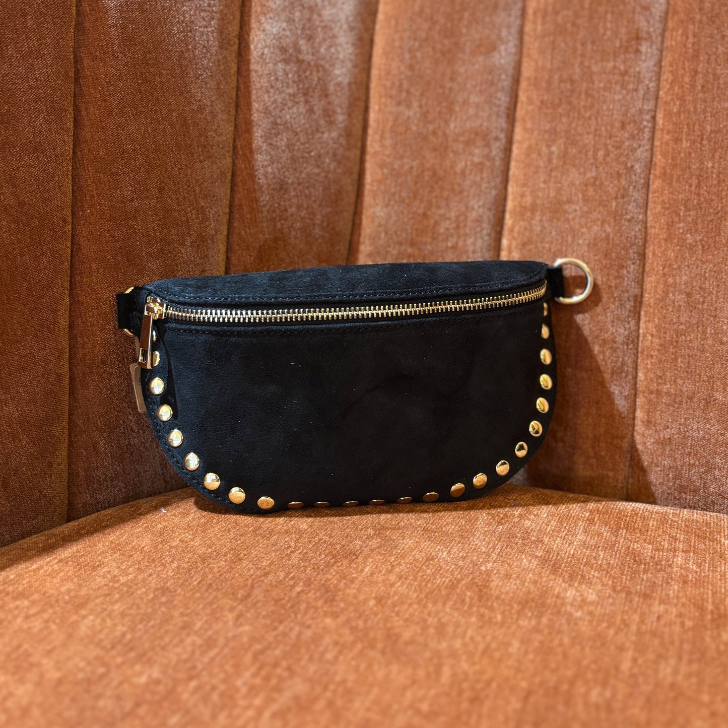 Suède heuptas met studs zwart