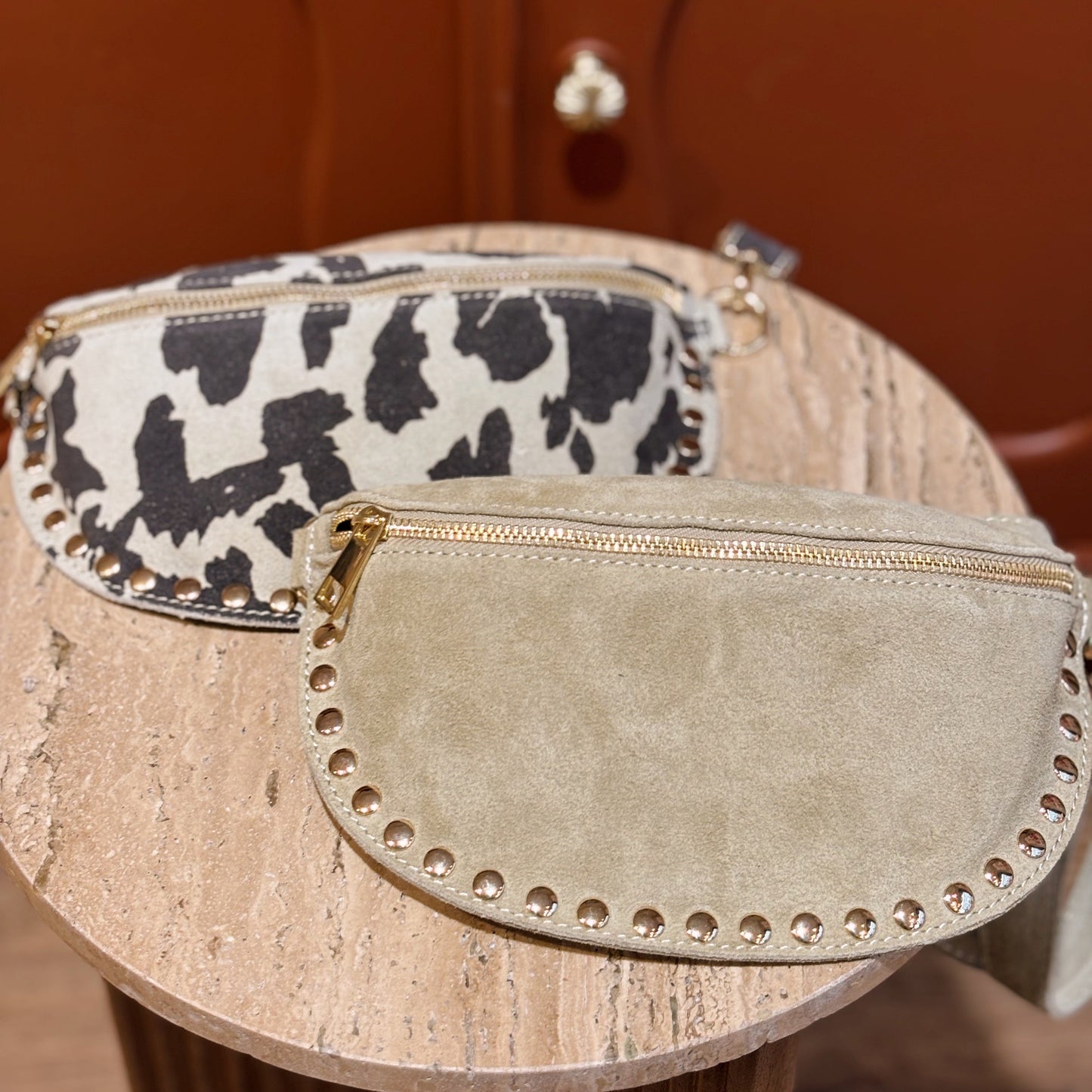 Suède heuptas met studs taupe