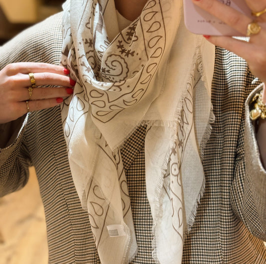 Beige paisley sjaal