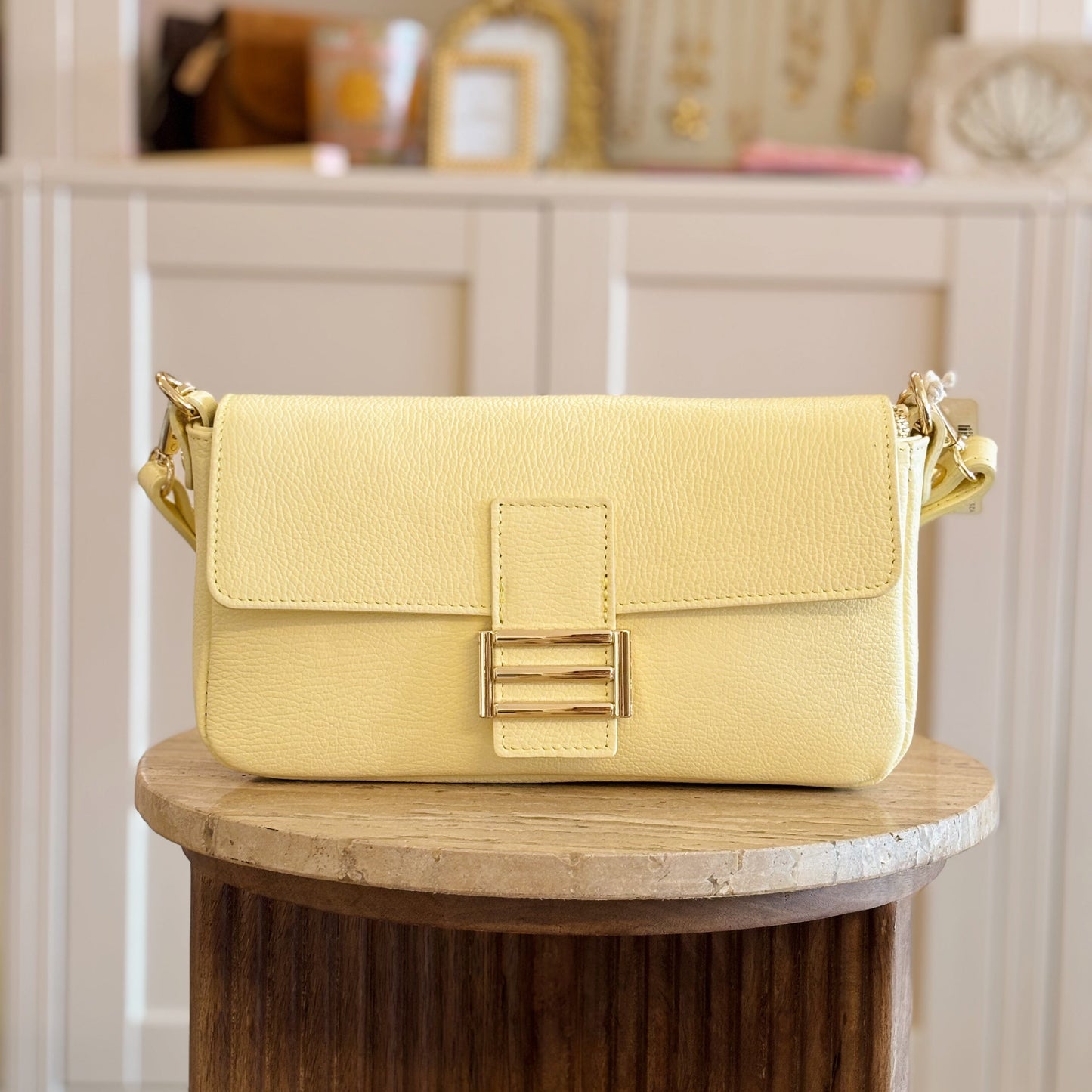 Leren handtas met gouden detail butteryellow