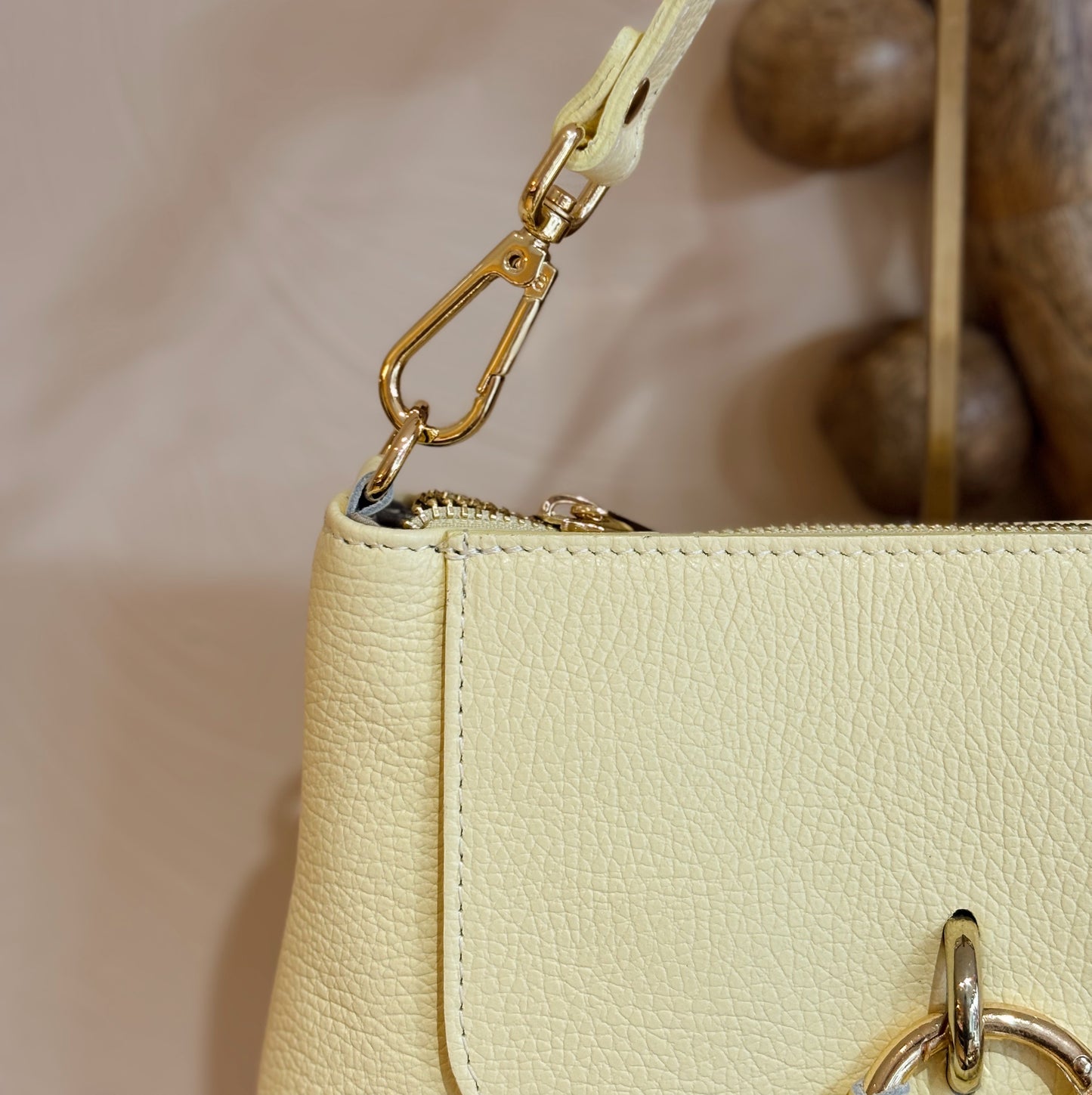Gele leren schoudertas met knoopdetail