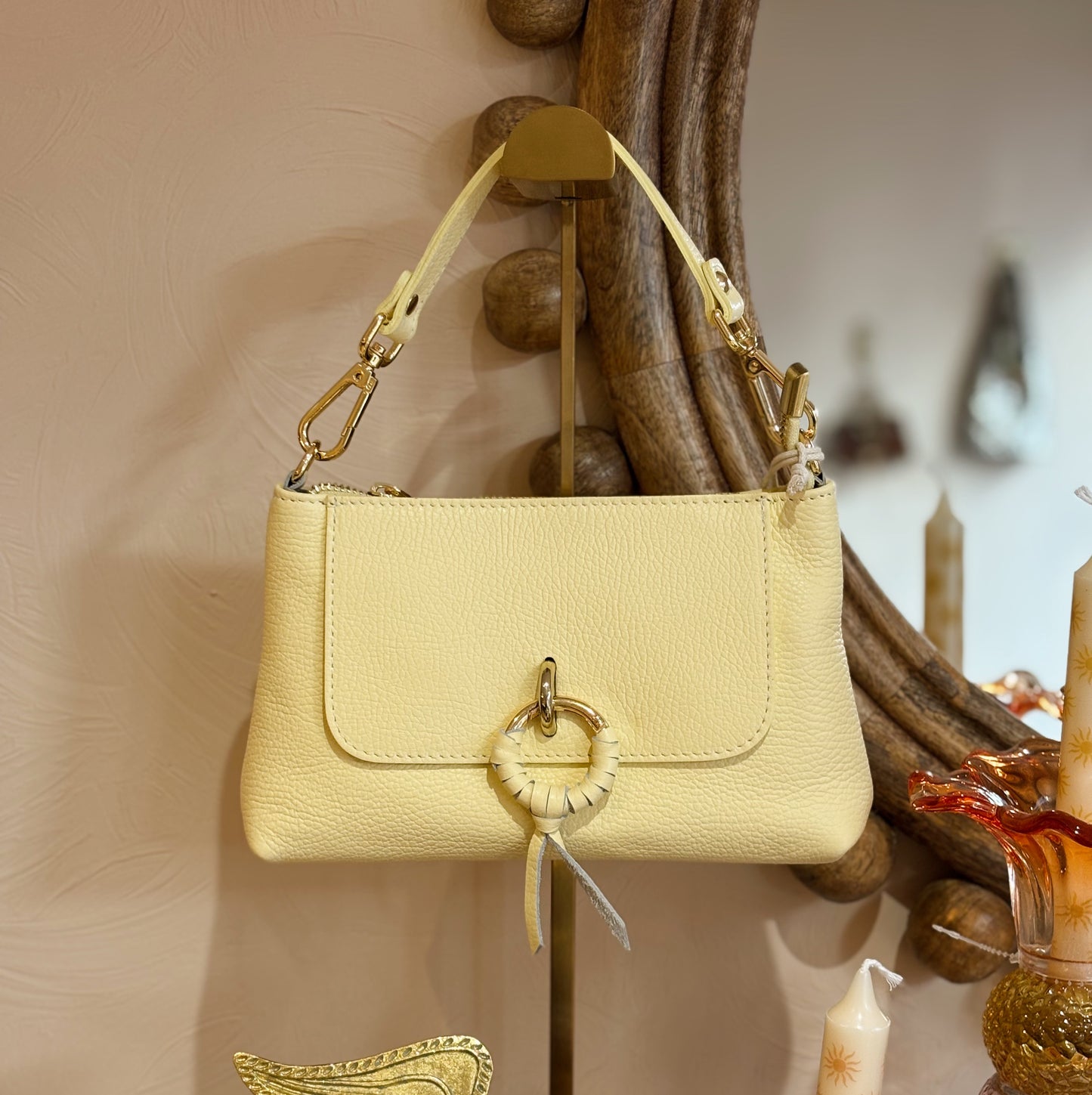 Gele leren schoudertas met knoopdetail
