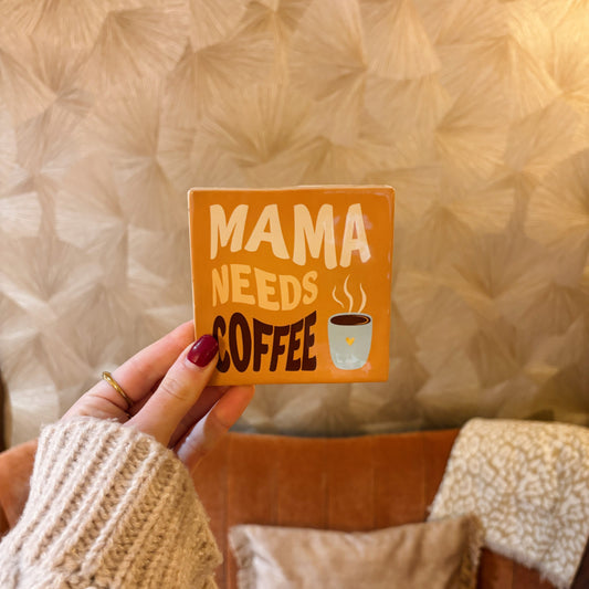 Mama needs coffee tegeltje