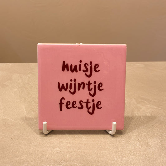Huisje, wijntje, feestje tegeltje