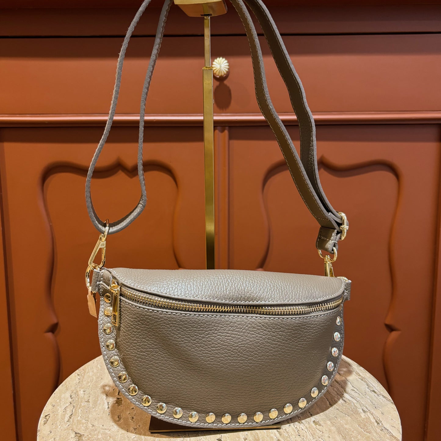 Leren heuptas met studs taupe