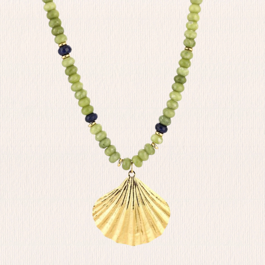 Kralenketting met schelpbedel groen