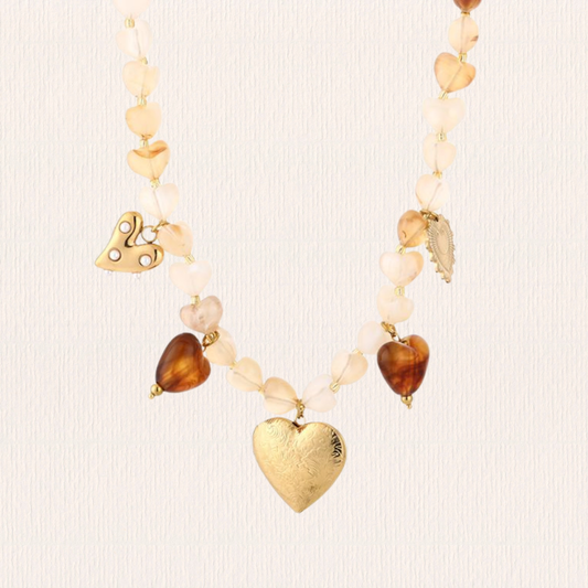 Beige hartjes kralen/ bedelketting