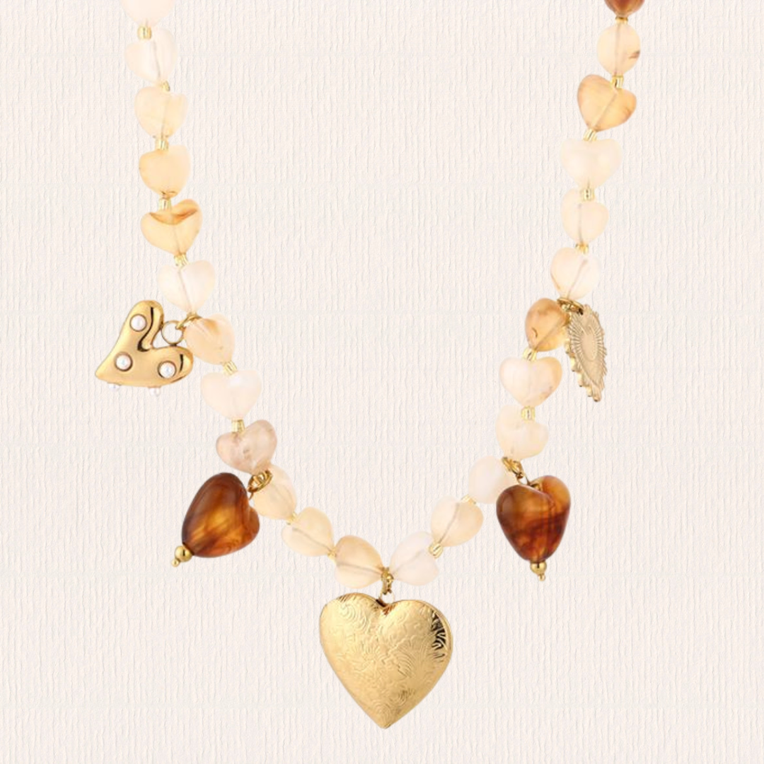 Beige ketting met bedeltjes
